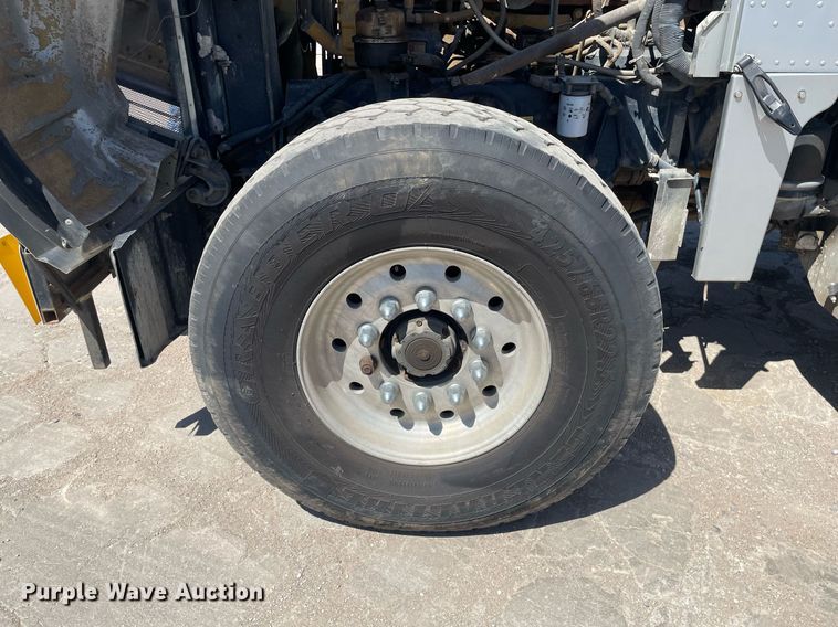 image for item MY9243 2004 Peterbilt 357  semi truck