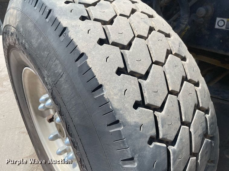 image for item MY9243 2004 Peterbilt 357  semi truck