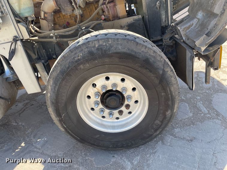 image for item MY9243 2004 Peterbilt 357  semi truck