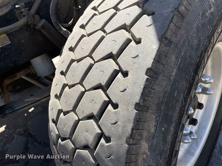 image for item MY9243 2004 Peterbilt 357  semi truck