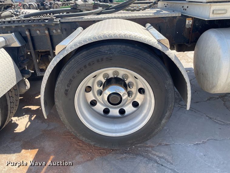 image for item MY9243 2004 Peterbilt 357  semi truck