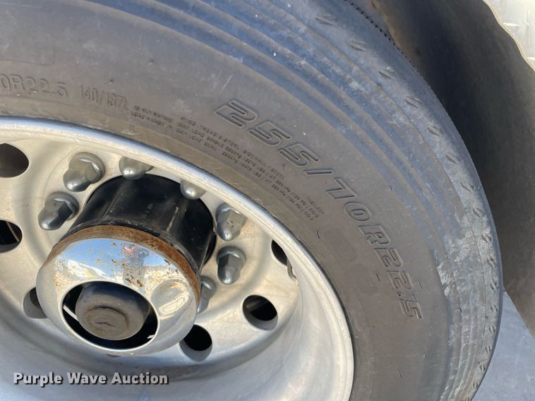 image for item MY9243 2004 Peterbilt 357  semi truck