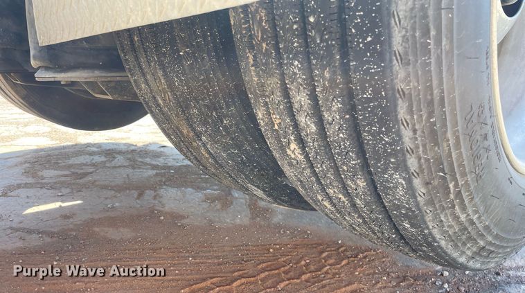 image for item MY9243 2004 Peterbilt 357  semi truck