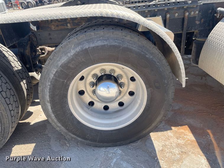 image for item MY9243 2004 Peterbilt 357  semi truck