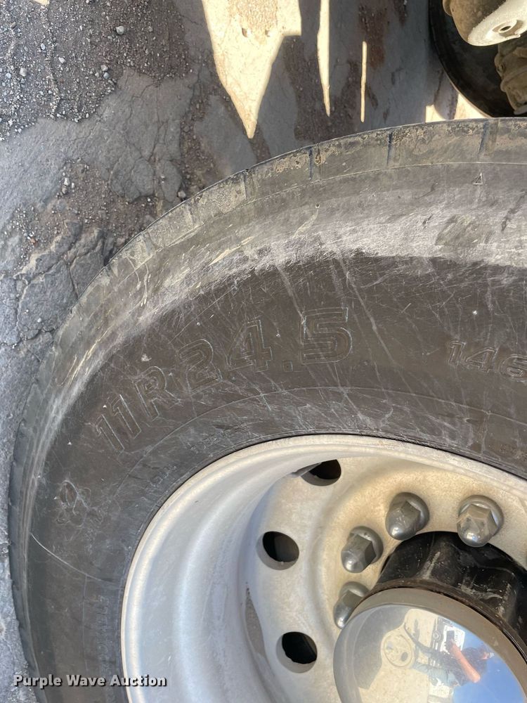 image for item MY9243 2004 Peterbilt 357  semi truck