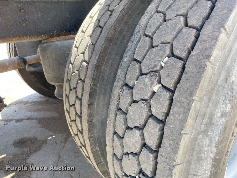 image for item MY9243 2004 Peterbilt 357  semi truck