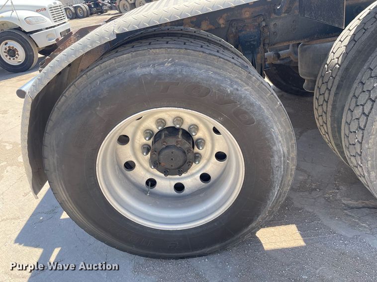 image for item MY9243 2004 Peterbilt 357  semi truck