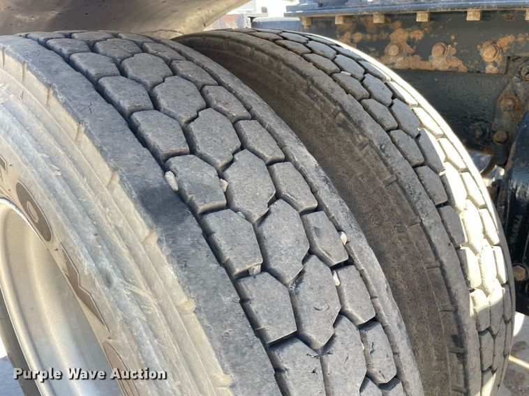 image for item MY9243 2004 Peterbilt 357  semi truck