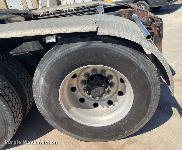 image for item MY9243 2004 Peterbilt 357  semi truck