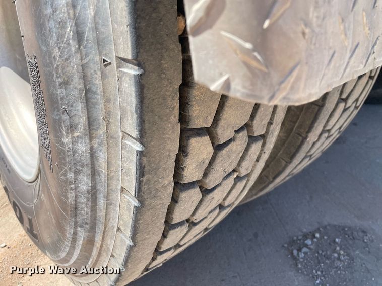 image for item MY9243 2004 Peterbilt 357  semi truck