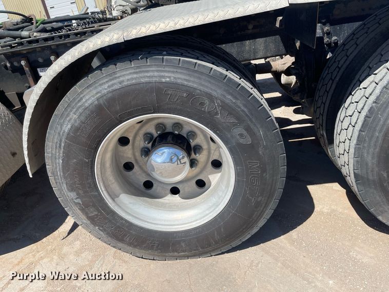 image for item MY9243 2004 Peterbilt 357  semi truck