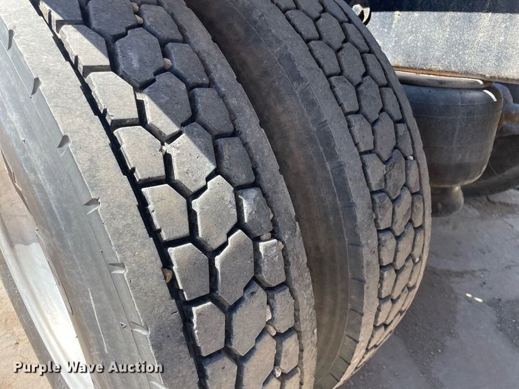 image for item MY9243 2004 Peterbilt 357  semi truck