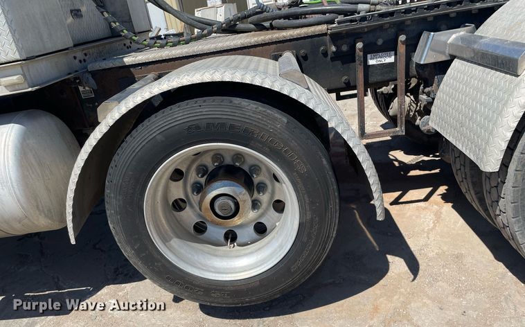 image for item MY9243 2004 Peterbilt 357  semi truck