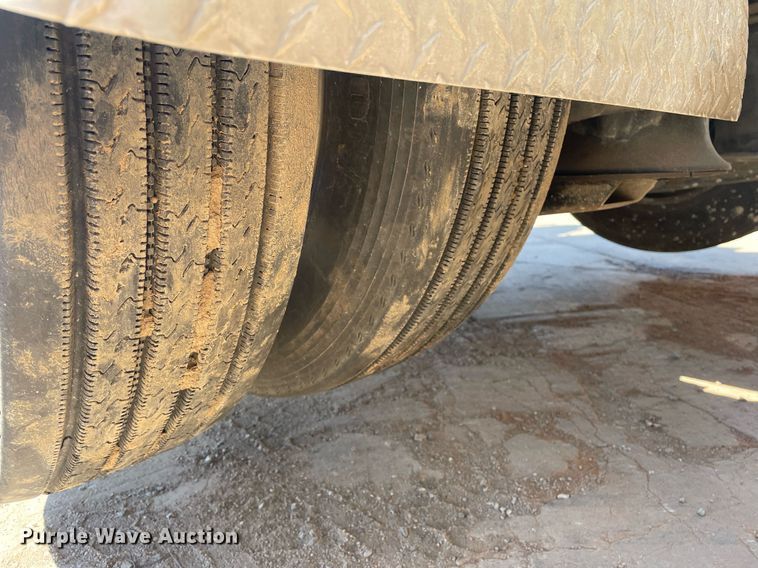 image for item MY9243 2004 Peterbilt 357  semi truck