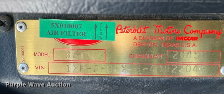 image for item MY9243 2004 Peterbilt 357  semi truck