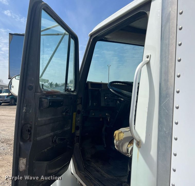 image for item MY9581 1994 International 4700  box truck