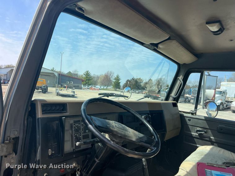 image for item MY9581 1994 International 4700  box truck