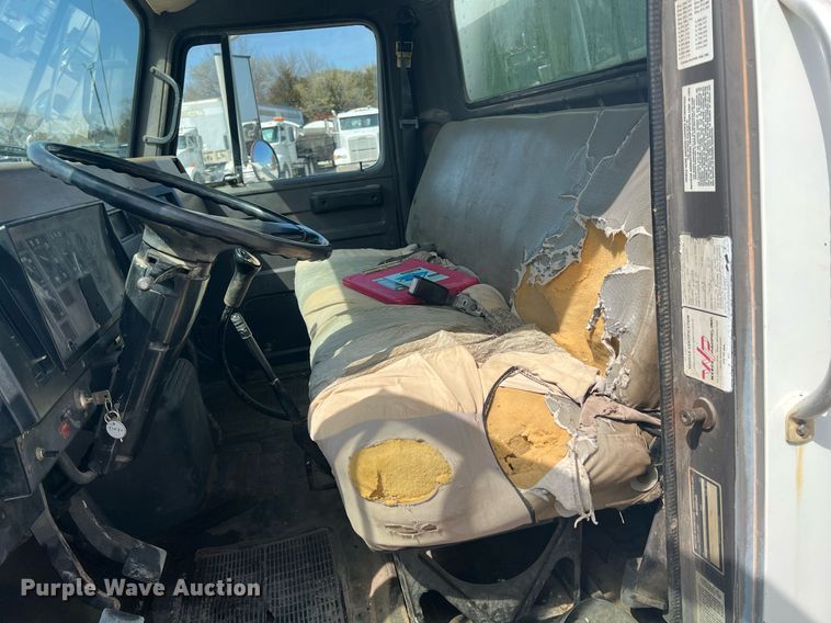 image for item MY9581 1994 International 4700  box truck