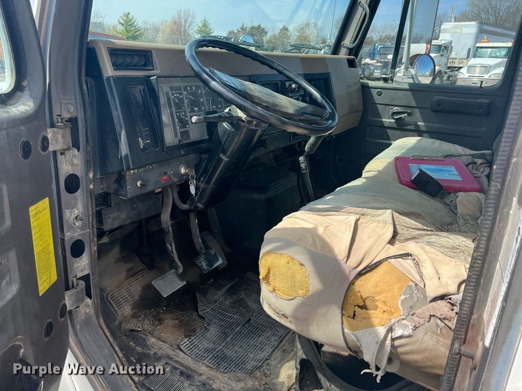 image for item MY9581 1994 International 4700  box truck