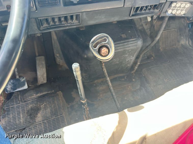 image for item MY9581 1994 International 4700  box truck