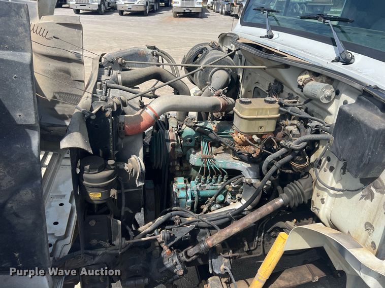 image for item MY9581 1994 International 4700  box truck