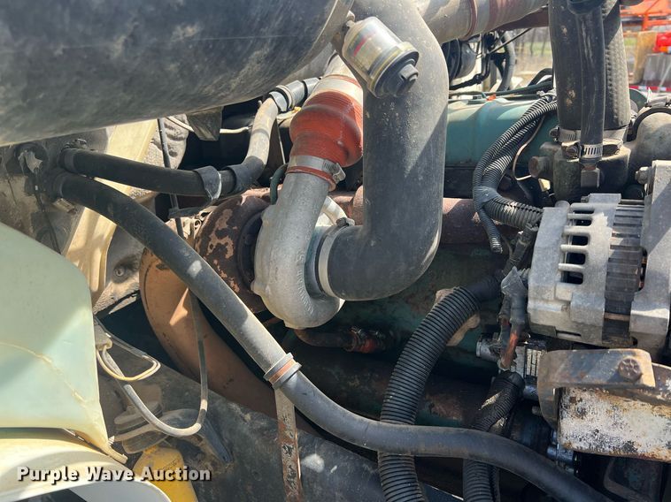 image for item MY9581 1994 International 4700  box truck