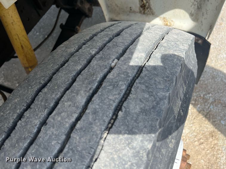 image for item MY9581 1994 International 4700  box truck