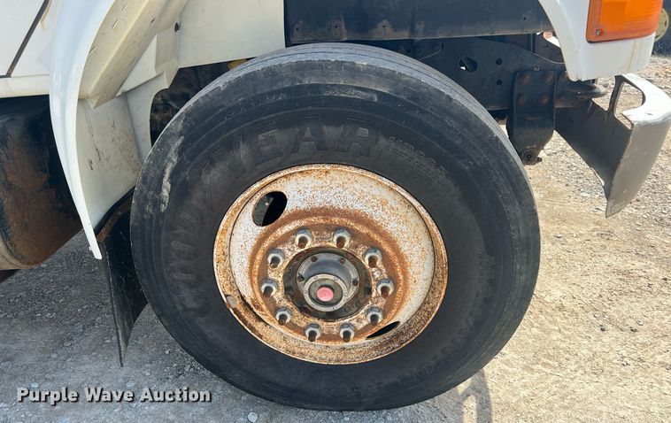 image for item MY9581 1994 International 4700  box truck