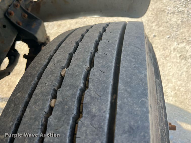 image for item MY9581 1994 International 4700  box truck