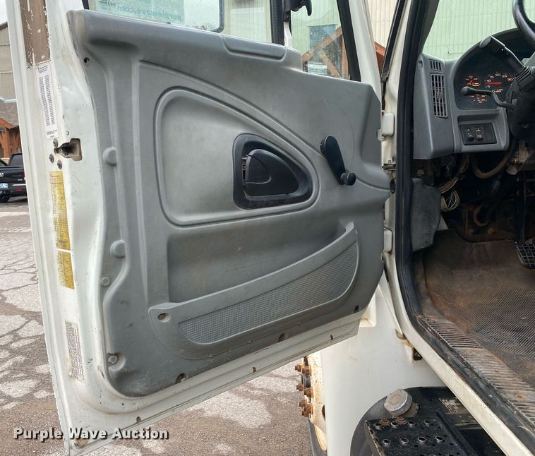 image for item DL7134 2004 International 4300  dump flatbed truck