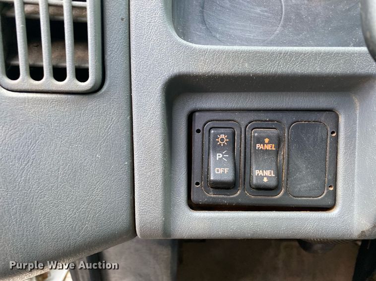 image for item DL7134 2004 International 4300  dump flatbed truck