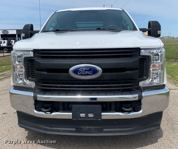 image for item DL7147 2019  Ford F250 Super Duty  Crew Cab flatbed pickup truck