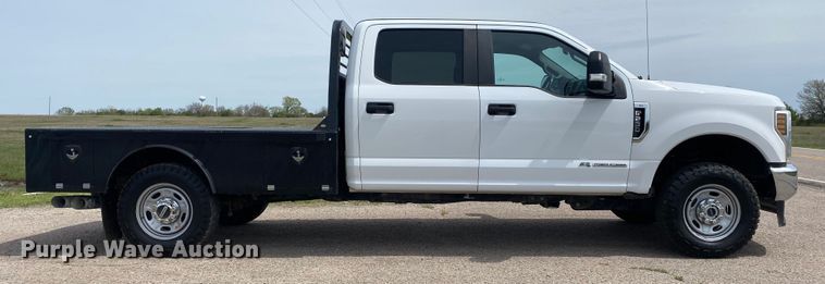 image for item DL7147 2019  Ford F250 Super Duty  Crew Cab flatbed pickup truck