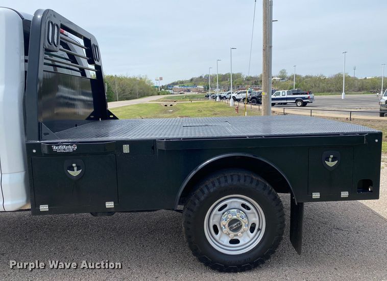 image for item DL7147 2019  Ford F250 Super Duty  Crew Cab flatbed pickup truck