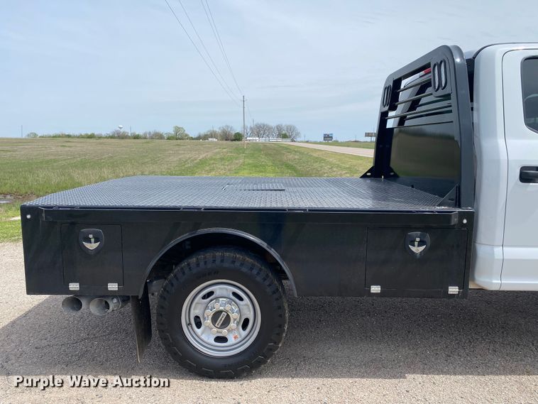 image for item DL7147 2019  Ford F250 Super Duty  Crew Cab flatbed pickup truck