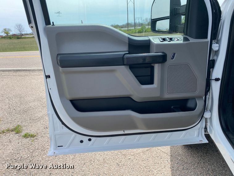 image for item DL7147 2019  Ford F250 Super Duty  Crew Cab flatbed pickup truck