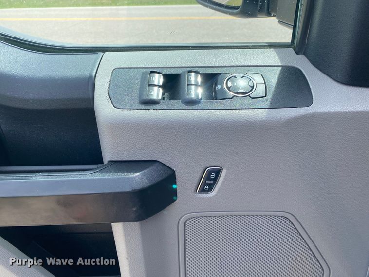 image for item DL7147 2019  Ford F250 Super Duty  Crew Cab flatbed pickup truck