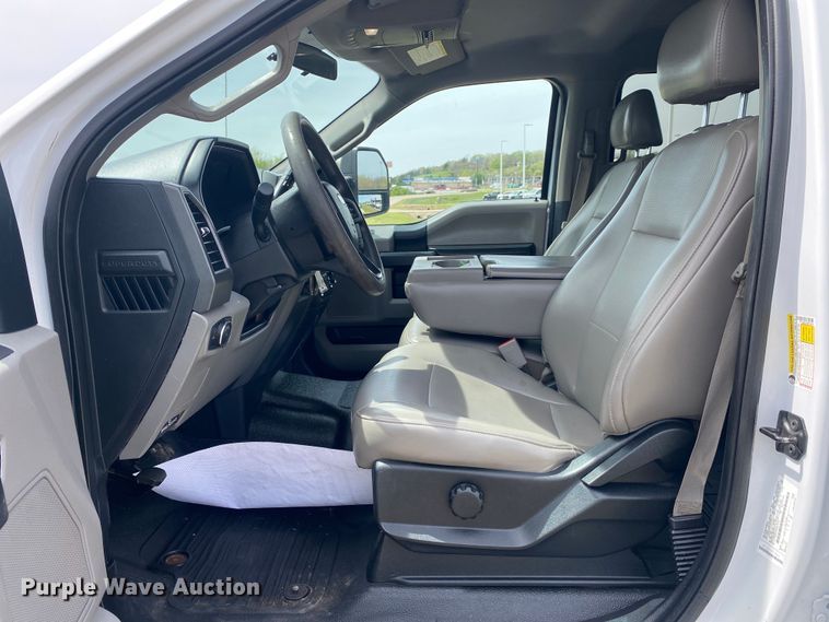 image for item DL7147 2019  Ford F250 Super Duty  Crew Cab flatbed pickup truck