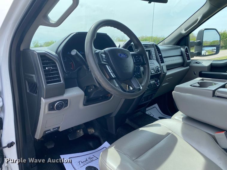 image for item DL7147 2019  Ford F250 Super Duty  Crew Cab flatbed pickup truck