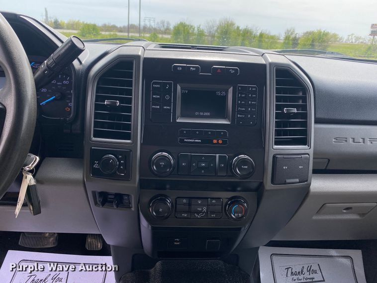 image for item DL7147 2019  Ford F250 Super Duty  Crew Cab flatbed pickup truck