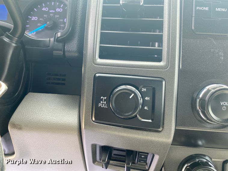 image for item DL7147 2019  Ford F250 Super Duty  Crew Cab flatbed pickup truck