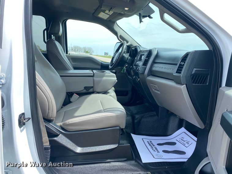 image for item DL7147 2019  Ford F250 Super Duty  Crew Cab flatbed pickup truck