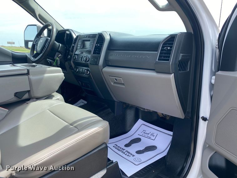 image for item DL7147 2019  Ford F250 Super Duty  Crew Cab flatbed pickup truck