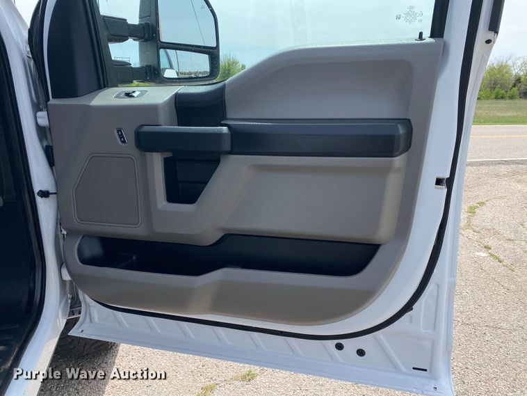 image for item DL7147 2019  Ford F250 Super Duty  Crew Cab flatbed pickup truck