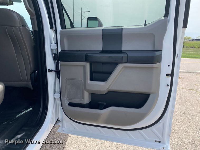 image for item DL7147 2019  Ford F250 Super Duty  Crew Cab flatbed pickup truck