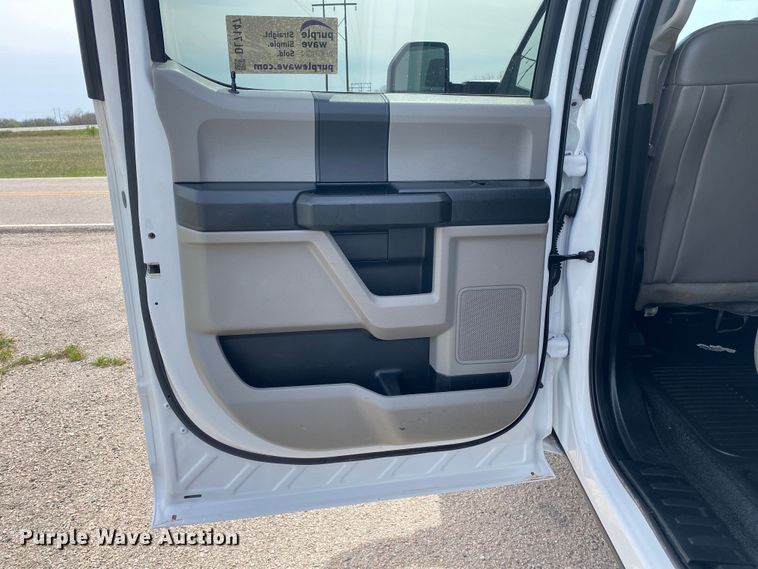 image for item DL7147 2019  Ford F250 Super Duty  Crew Cab flatbed pickup truck