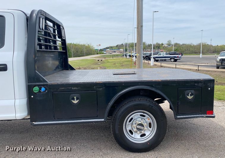 image for item DL7148 2019 Ford F250 Super Duty  Crew Cab flatbed pickup truck