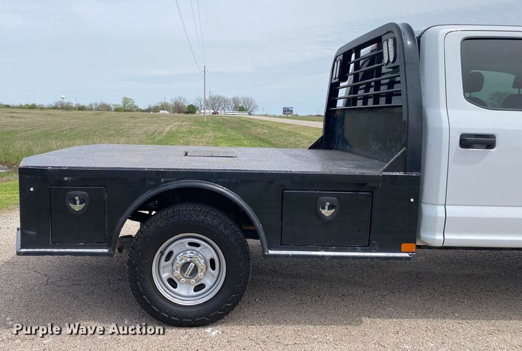 image for item DL7148 2019 Ford F250 Super Duty  Crew Cab flatbed pickup truck