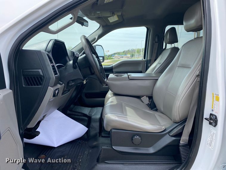 image for item DL7148 2019 Ford F250 Super Duty  Crew Cab flatbed pickup truck