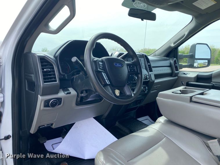 image for item DL7148 2019 Ford F250 Super Duty  Crew Cab flatbed pickup truck